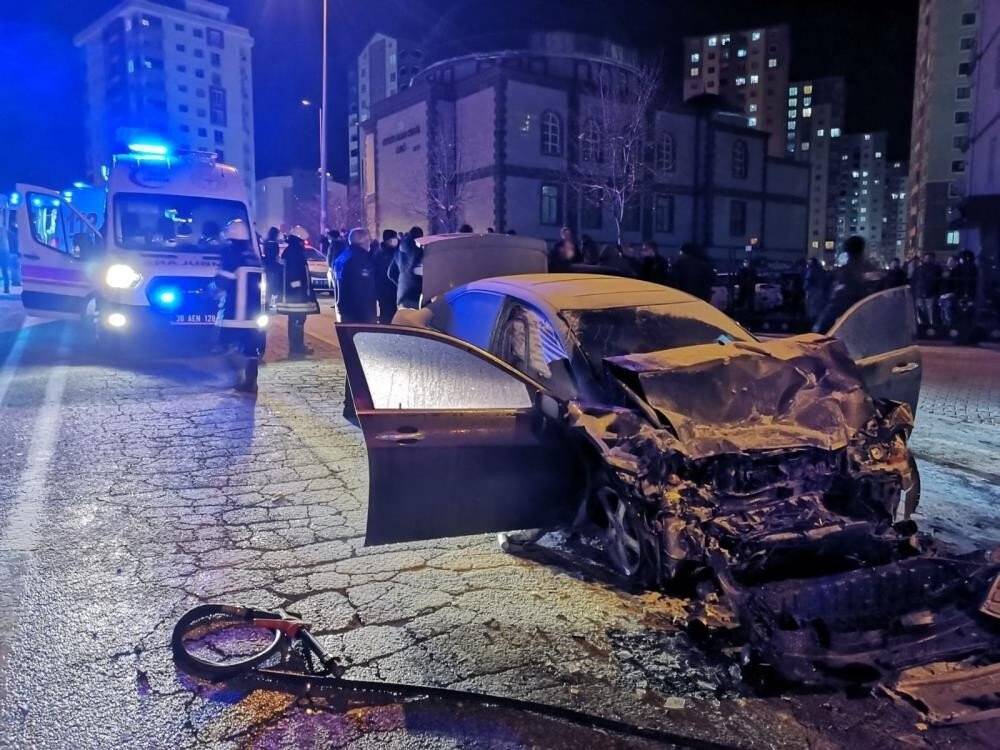 Minibüsle çarpışan otomobilden alevler yükseldi