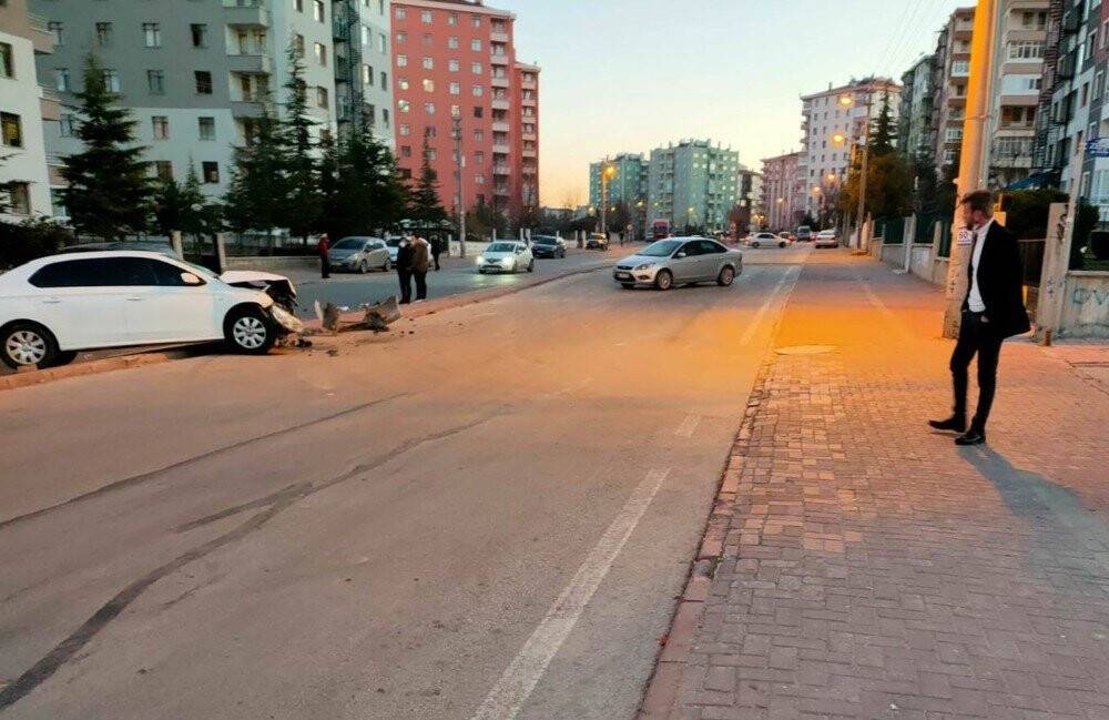 Sokaktan çıkan otomobilin caddedeki otomobile çarpma anı kamerada