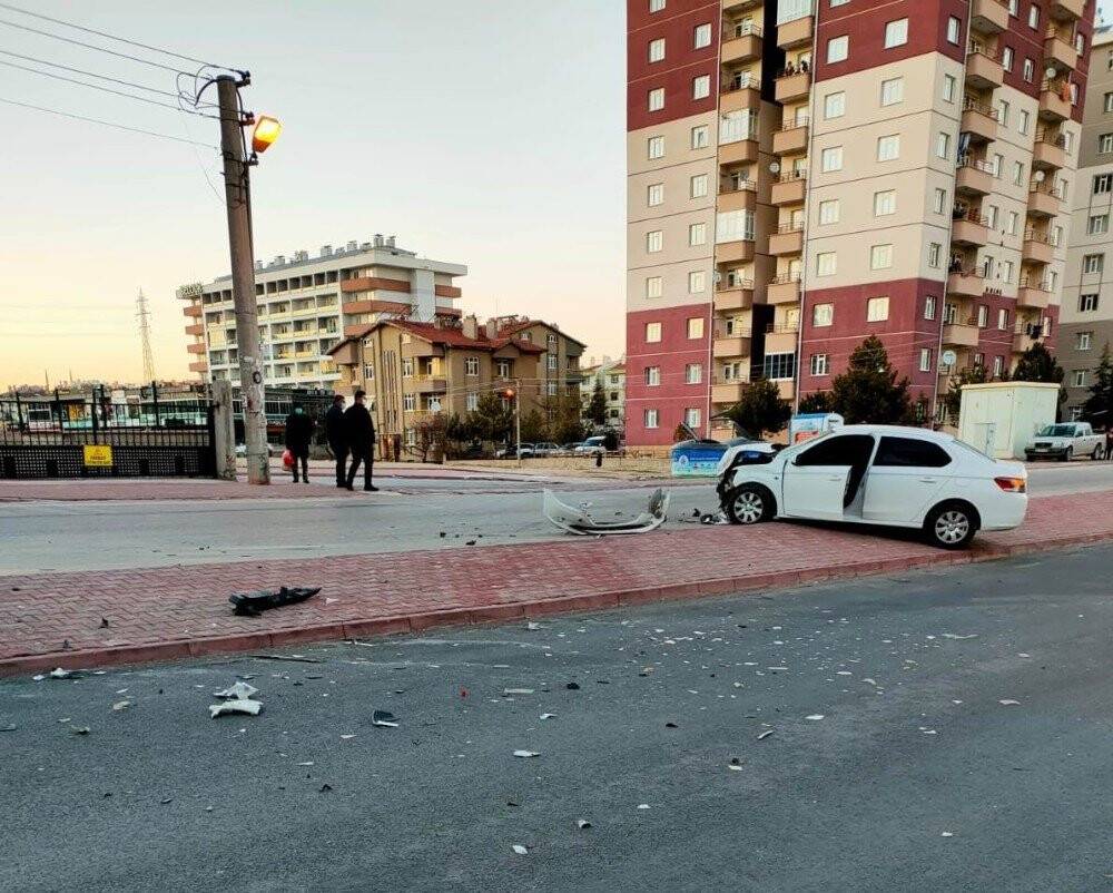 Sokaktan çıkan otomobilin caddedeki otomobile çarpma anı kamerada