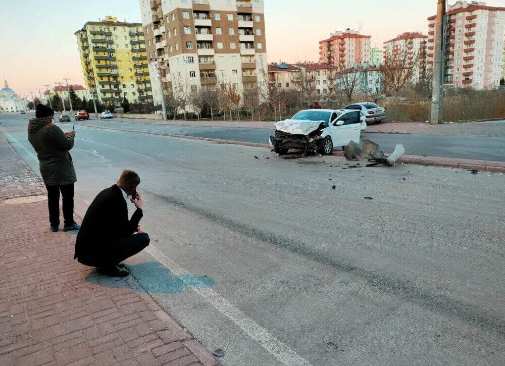 Sokaktan çıkan otomobilin caddedeki otomobile çarpma anı kamerada
