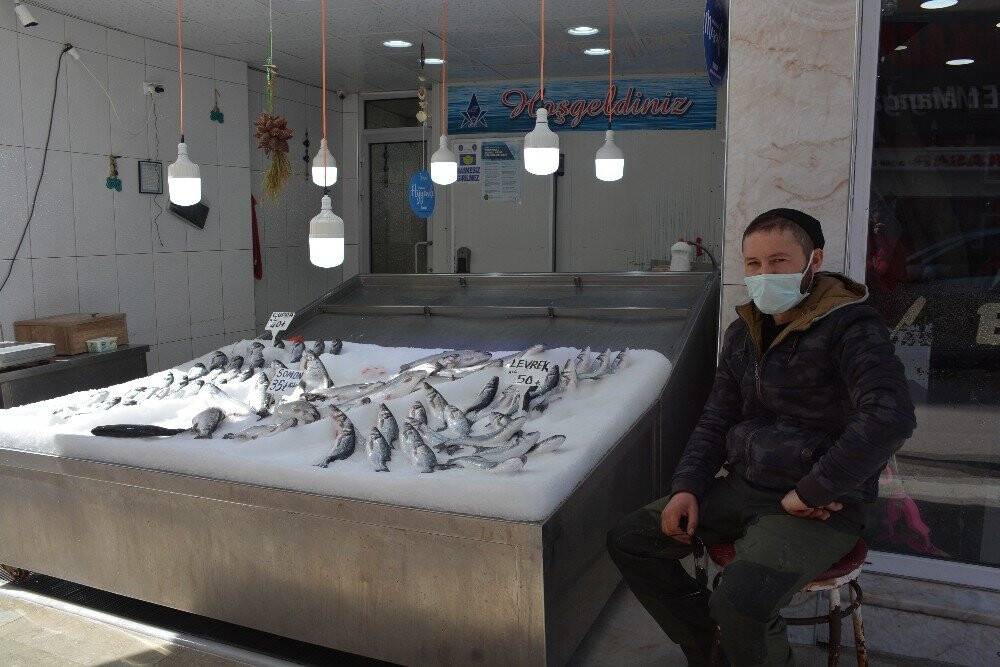 Tezgahlar havuz balıklarına kaldı