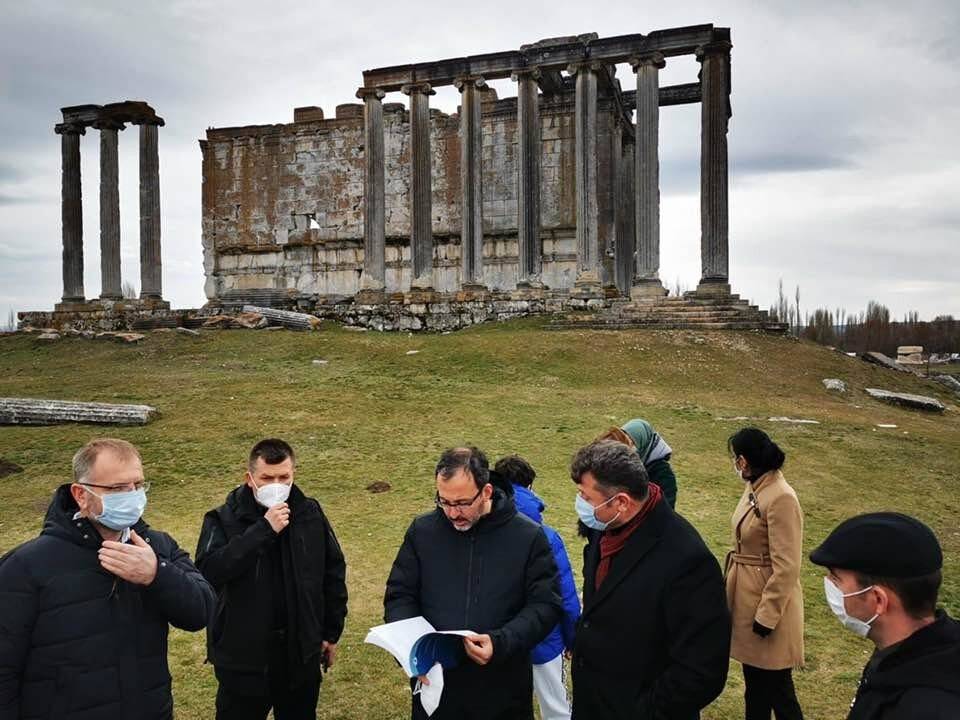 Bakan Kasapoğlu Aizanoi Antik Kenti’ni ziyaret etti