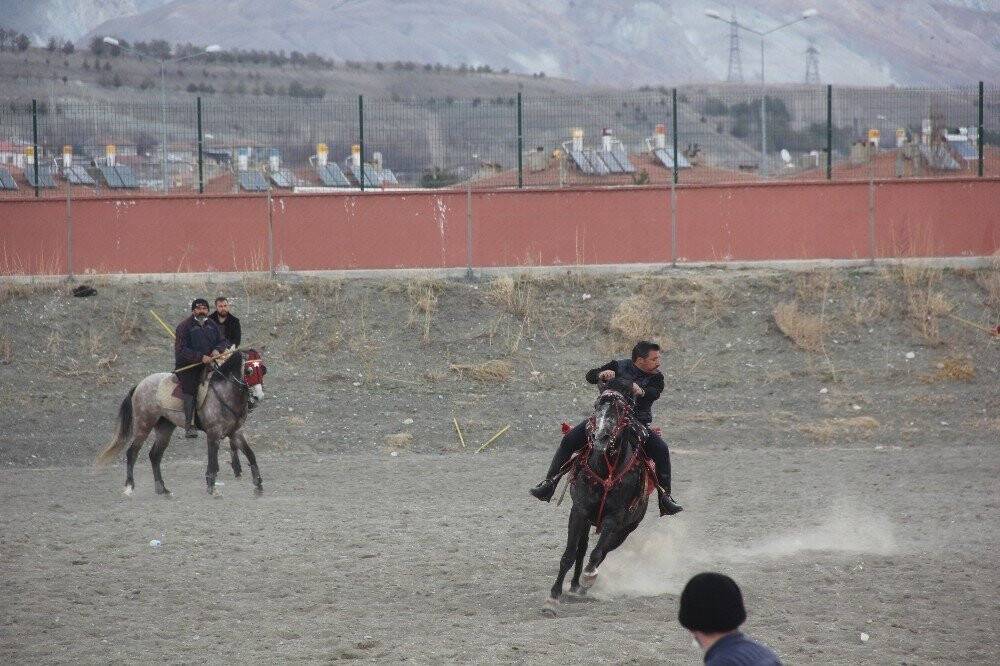 Erzincan’da atlı cirit heyecanı başladı