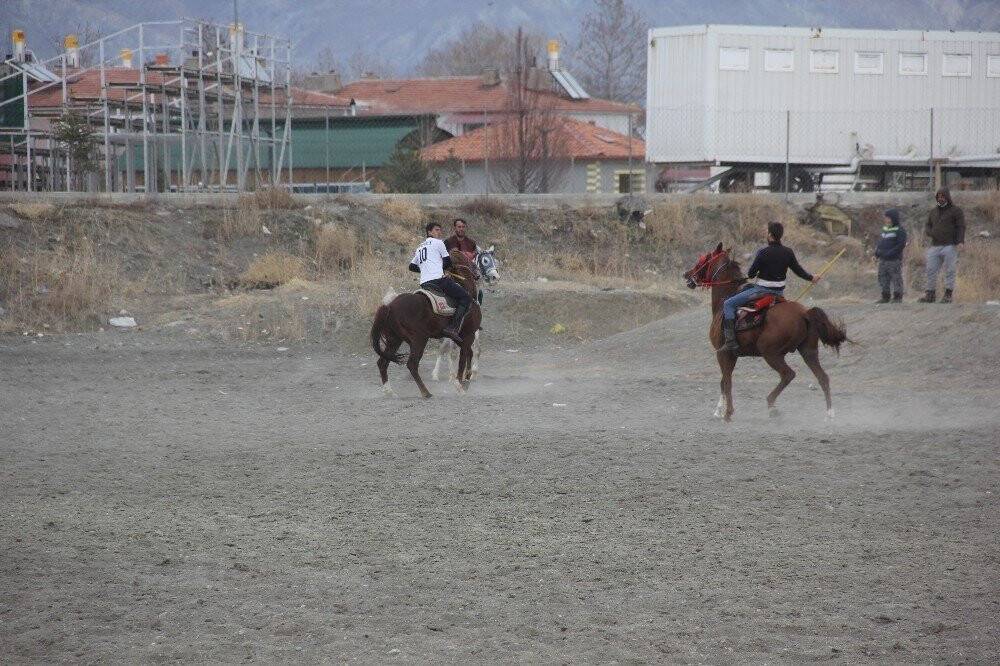 Erzincan’da atlı cirit heyecanı başladı
