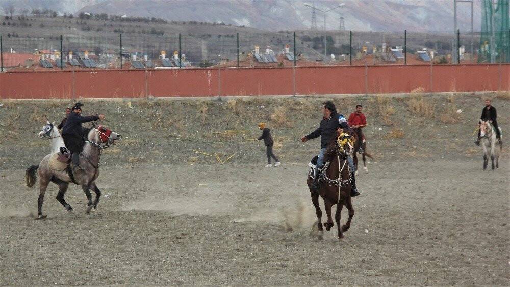 Erzincan’da atlı cirit heyecanı başladı