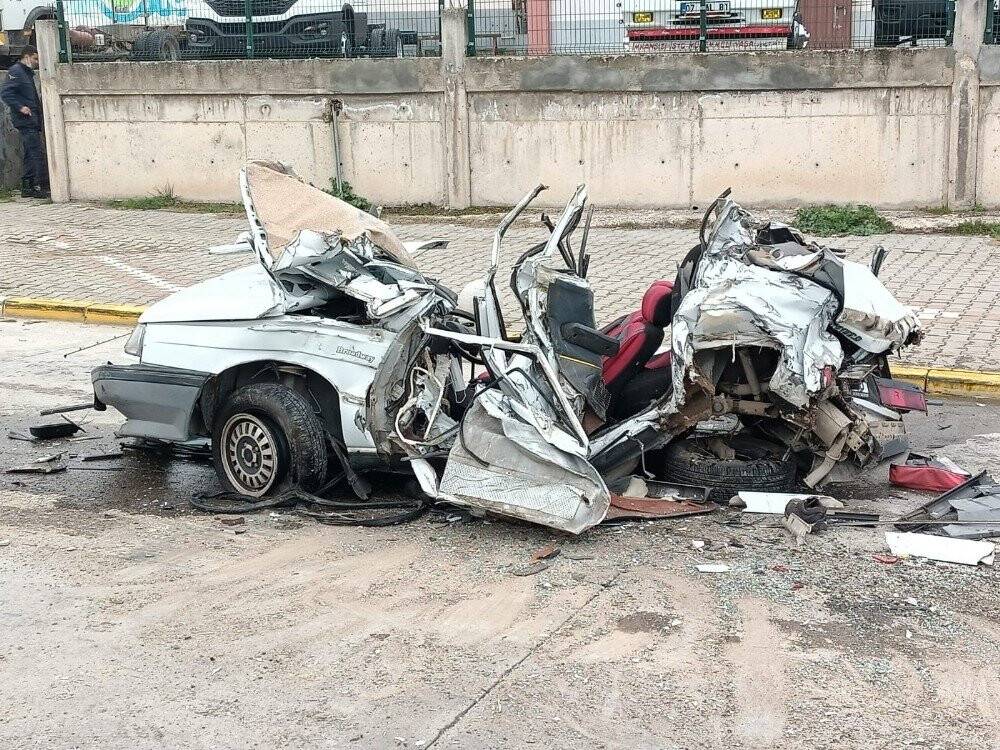 İki tırın arasında kaldı: 1 ölü