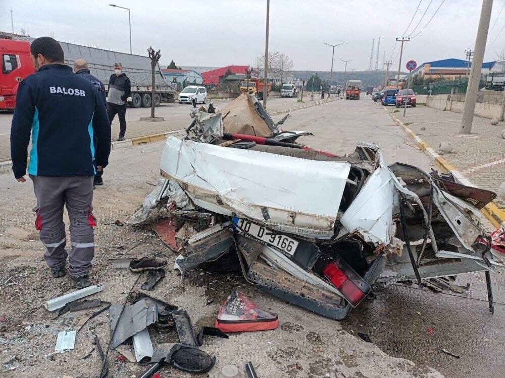 İki tırın arasında kaldı: 1 ölü