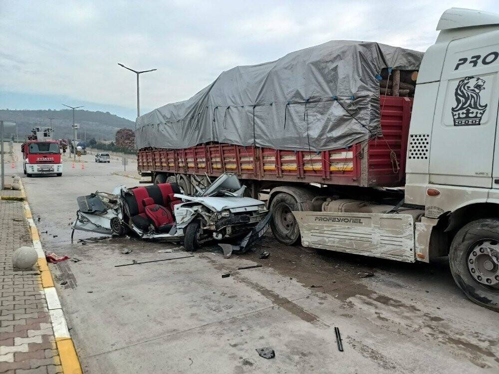İki tırın arasında kaldı: 1 ölü