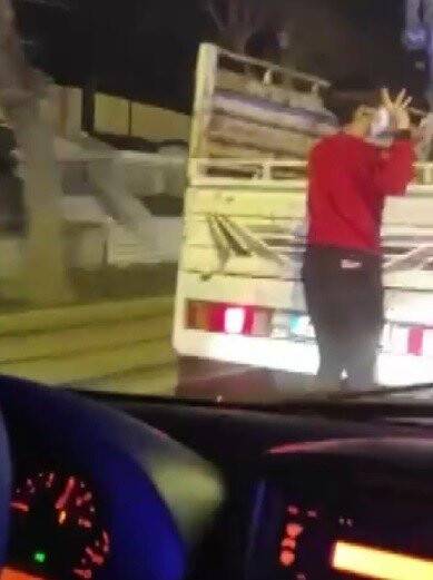 Konya'da patenli gencin tehlikeli yolculuğu kamerada