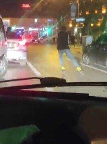 Konya'da patenli gencin tehlikeli yolculuğu kamerada