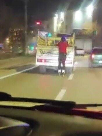 Konya'da patenli gencin tehlikeli yolculuğu kamerada