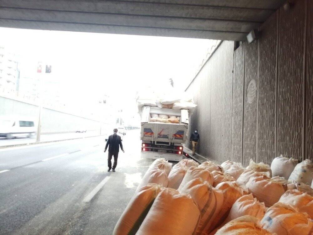 Kazaya davetiye çıkarıp limitinden fazla saman yükledi, alt geçide takıldı
