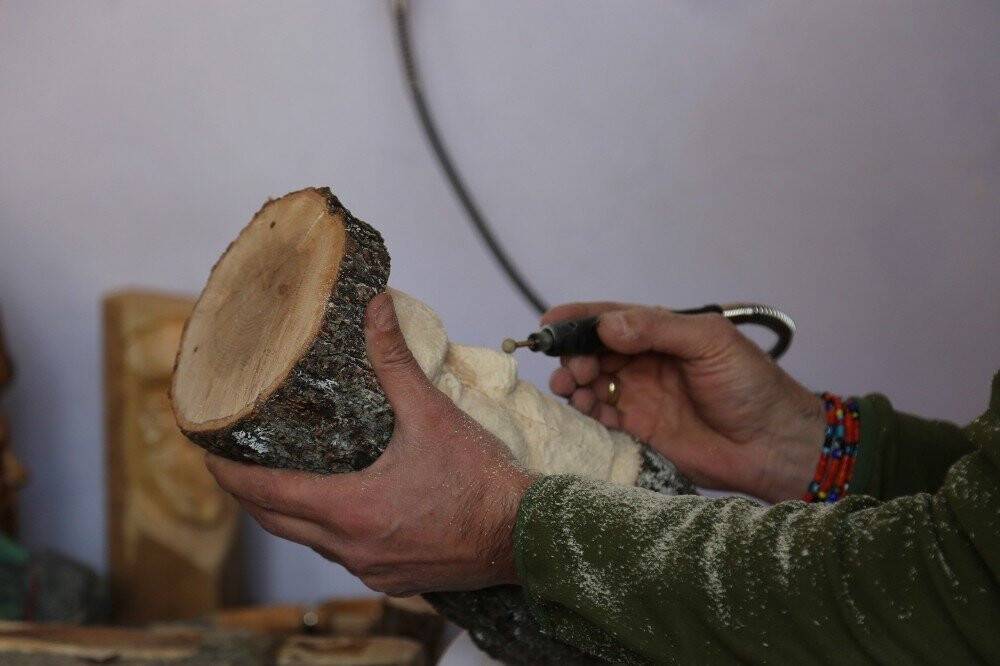 Sobada yakacağı odunla sanat öğrendi, çeşit çeşit ürün ortaya çıkardı