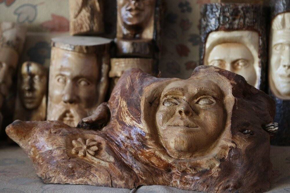 Sobada yakacağı odunla sanat öğrendi, çeşit çeşit ürün ortaya çıkardı