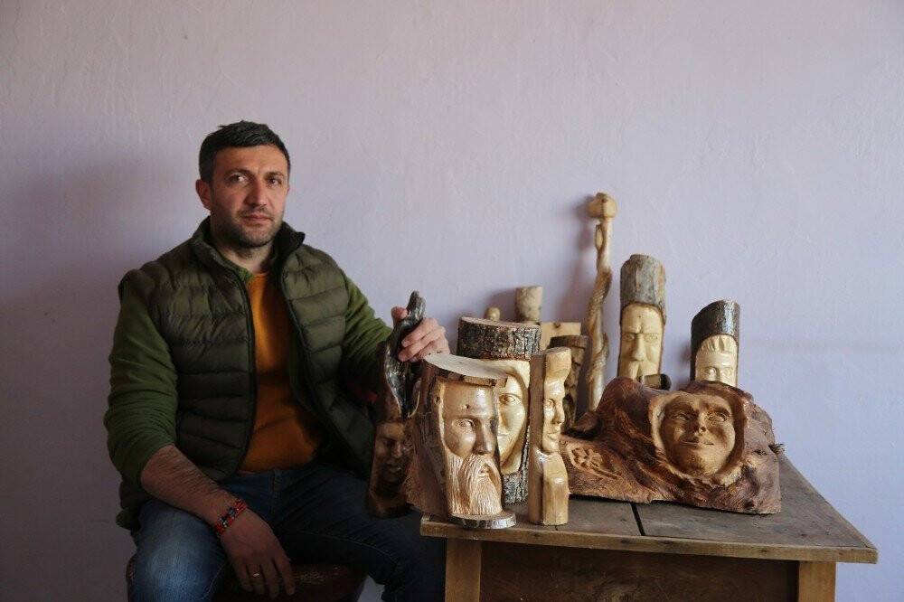 Sobada yakacağı odunla sanat öğrendi, çeşit çeşit ürün ortaya çıkardı