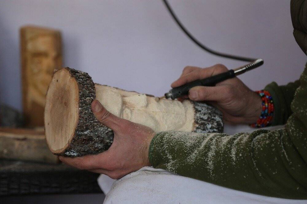 Sobada yakacağı odunla sanat öğrendi, çeşit çeşit ürün ortaya çıkardı