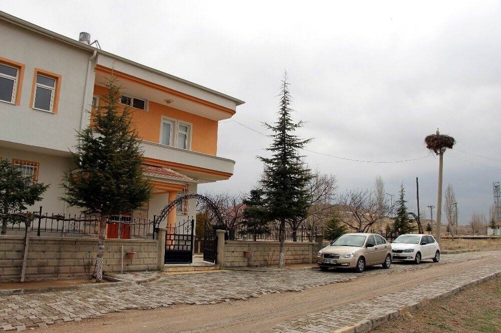 Bekir amcayı 15 yıllık komşusu leylekler bu yıl da yalnız bırakmadı