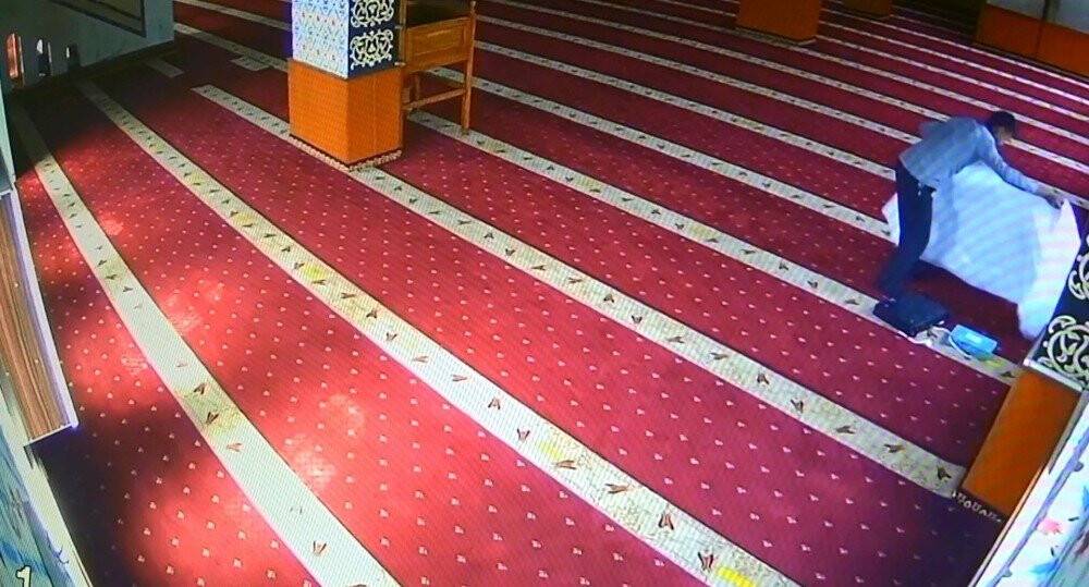 Diyarbakır’da bir acayip hırsızlık: Camiye giren hırsız, ses cihazını kefene sarıp çaldı