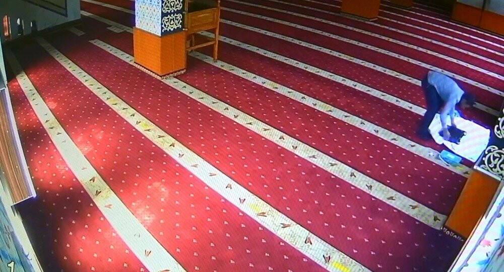 Diyarbakır’da bir acayip hırsızlık: Camiye giren hırsız, ses cihazını kefene sarıp çaldı