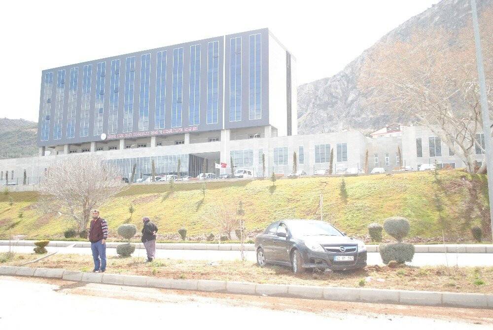 Konya yolunda direksiyon hakimiyetini kaybeden sürücü orta refüje çıktı