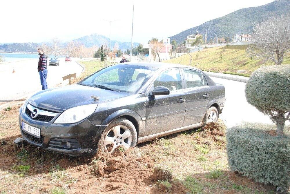 Konya yolunda direksiyon hakimiyetini kaybeden sürücü orta refüje çıktı