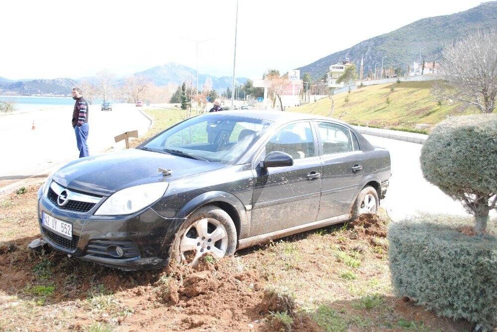 Konya yolunda direksiyon hakimiyetini kaybeden sürücü orta refüje çıktı