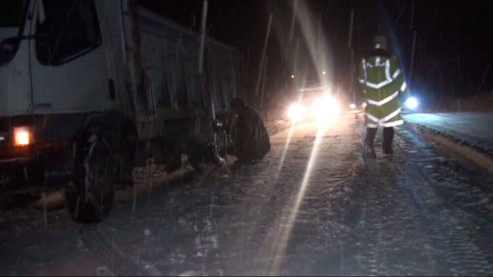 Antalya-Konya karayolunda kar kalınlığı 30 santime ulaştı
