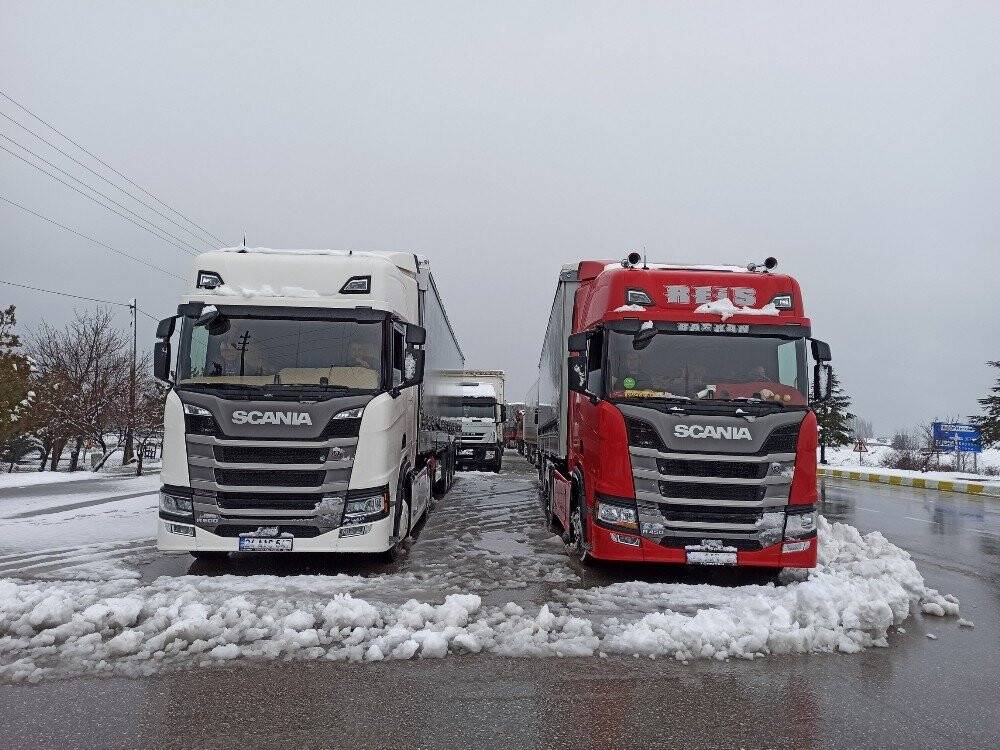 Kar yağışı Konya Antalya karayolunda etkili oldu