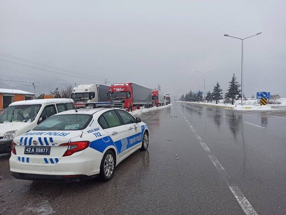 Kar yağışı Konya Antalya karayolunda etkili oldu