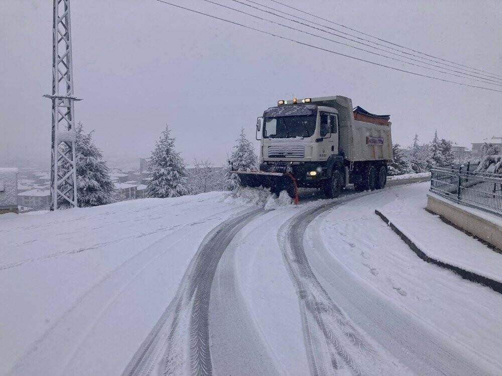 Keçiören’in yüksek noktalarında yoğun kar mesaisi