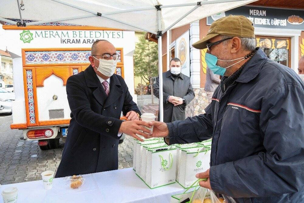 Meram’da arpa ekmeği ve hoşaf dağıtıldı