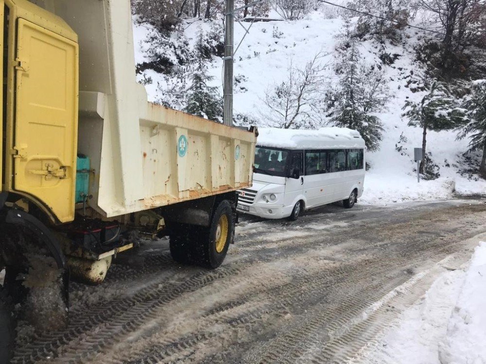 Karda mahsur kalan öğrenci servisi kurtarıldı