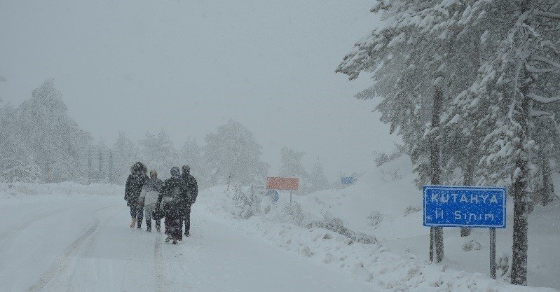 Karda mahsur kalan öğrenci servisi kurtarıldı