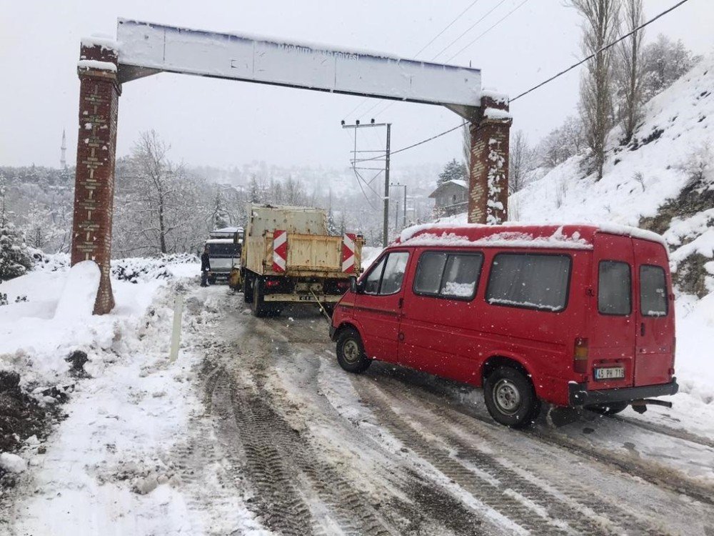 Karda mahsur kalan öğrenci servisi kurtarıldı