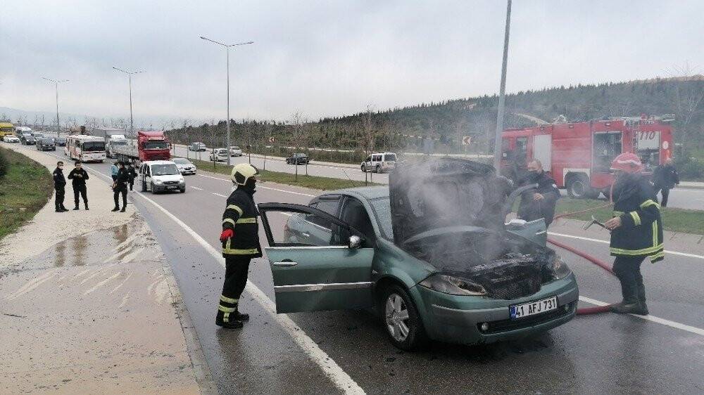 Seyir halindeki otomobil alev alev yandı