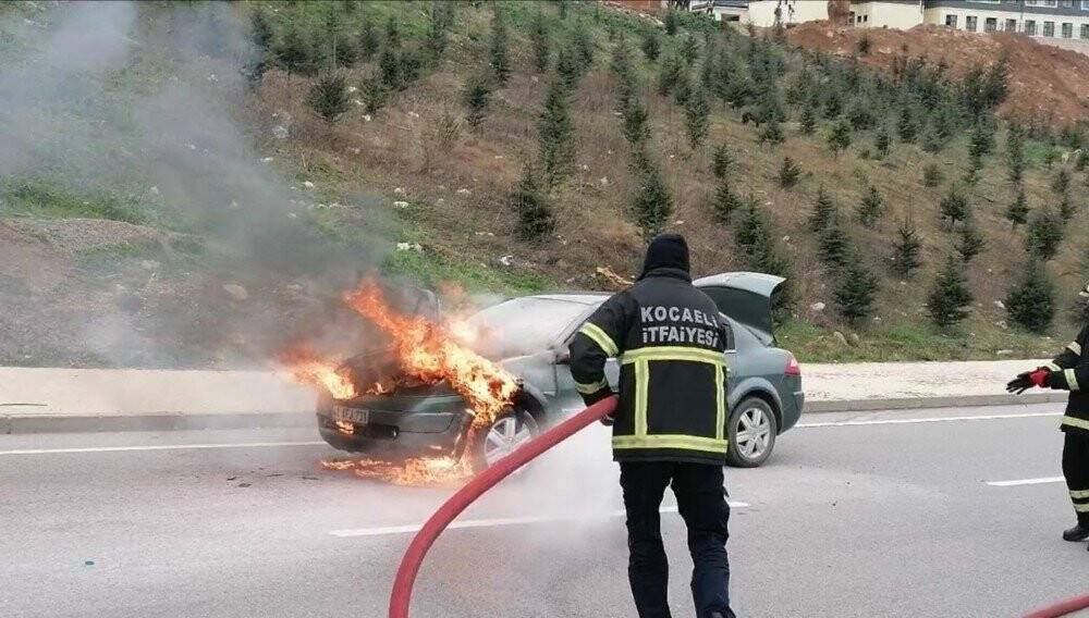 Seyir halindeki otomobil alev alev yandı