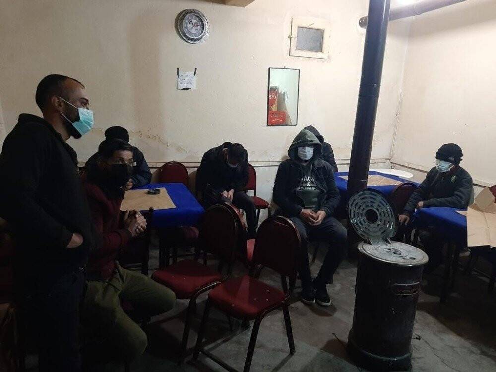 Gizli bölmede kumar oynarken suçüstü yakalandılar!