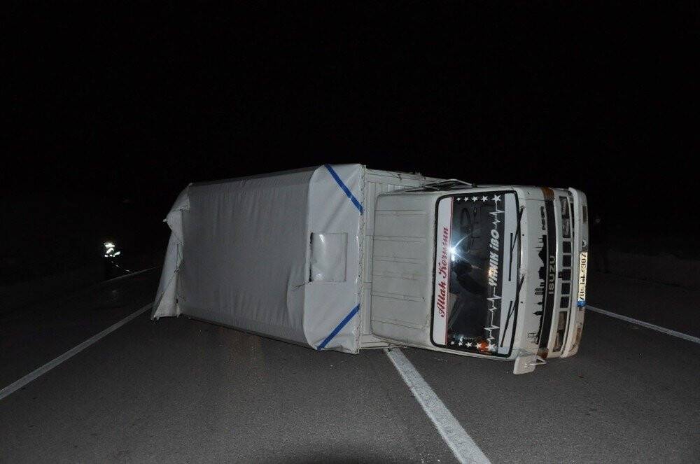 Karaman’da kamyonet ile otomobil çarpıştı: 6 yaralı