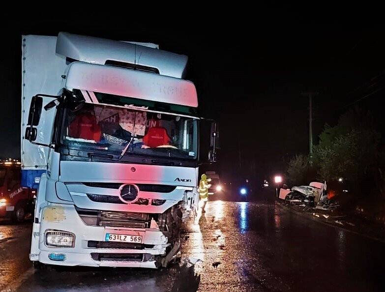 Tır ile otomobil kafa kafaya çarpıştı: 1 ölü