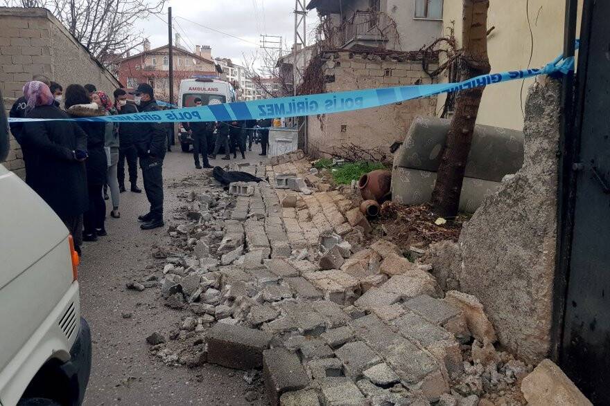 Konya�da çöken bahçe duvarının altında kalan 5 yaşındaki çocuk hayatını Konya�da çöken bahçe duvarının altında kalan 5 yaşındaki çocuk hayatını