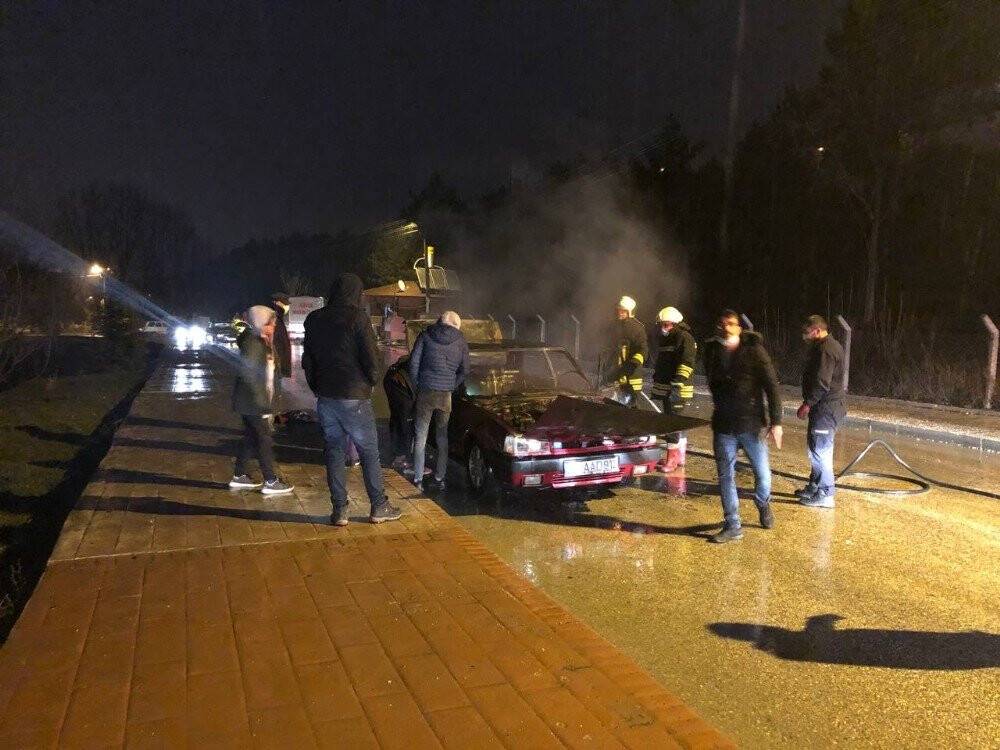 Seyir halindeki iki otomobil yanarak kullanılamaz hale geldi