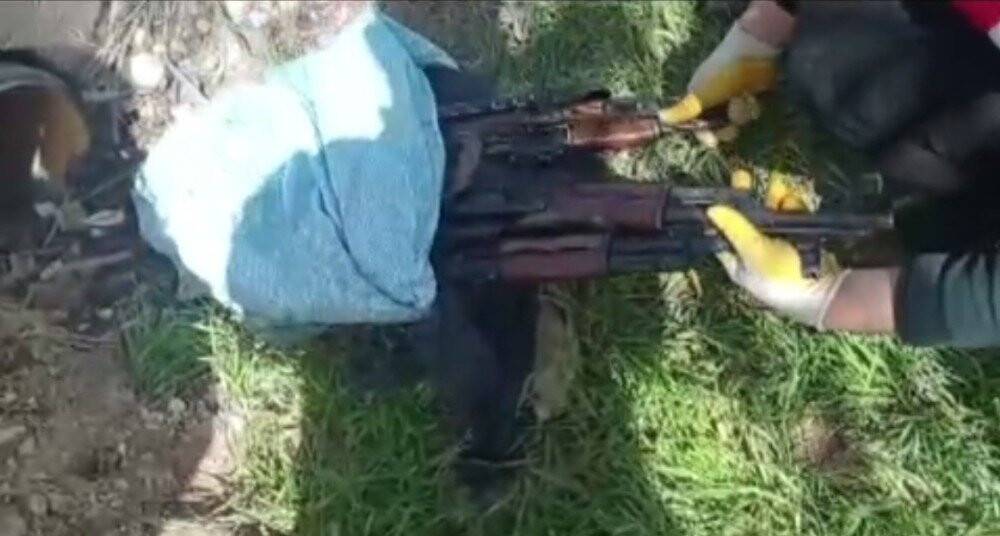 Sulama borusundan uzun namlulu silahlar çıktı