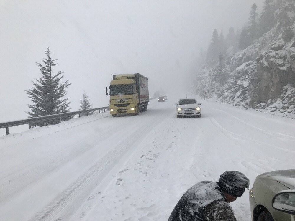 Konya - Antalya karayolunda yoğun kar yağışı