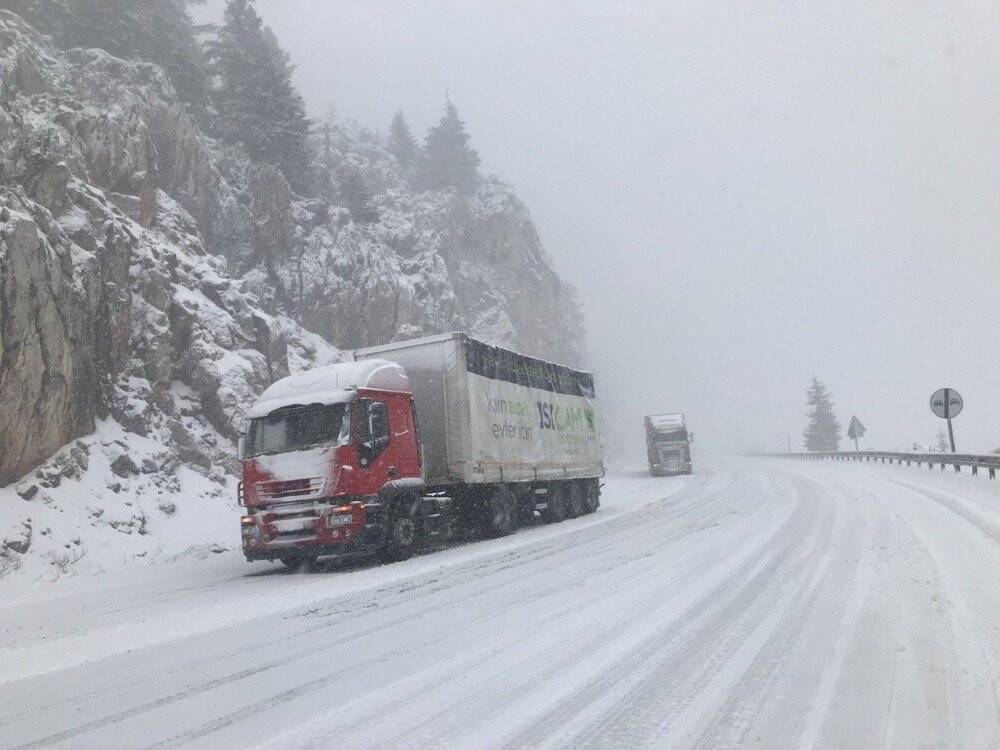 Konya - Antalya karayolunda yoğun kar yağışı
