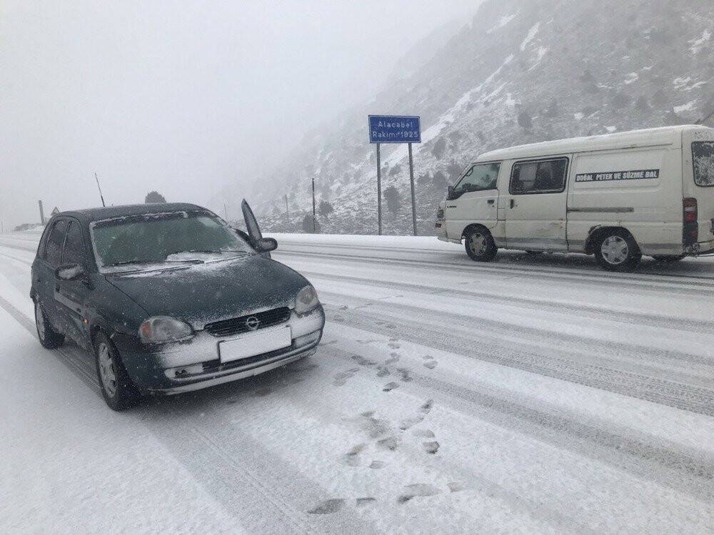 Konya - Antalya karayolunda yoğun kar yağışı