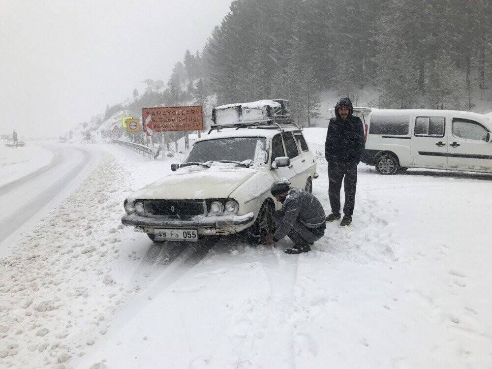 Konya - Antalya karayolunda yoğun kar yağışı