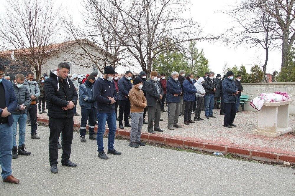 Konya'da duvarın altında kalarak can veren 5 yaşındaki Ümmü son yolculuğuna uğurlandı