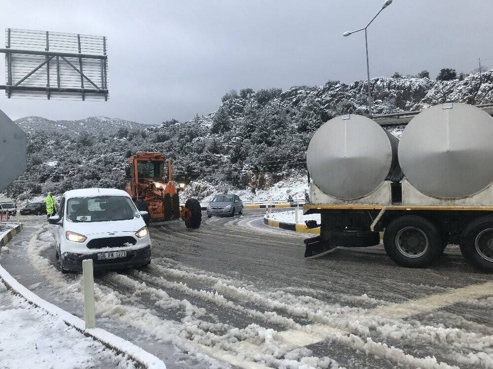 Antalya-Konya karayolunda kar sebebiyle felç olan trafik normale döndü