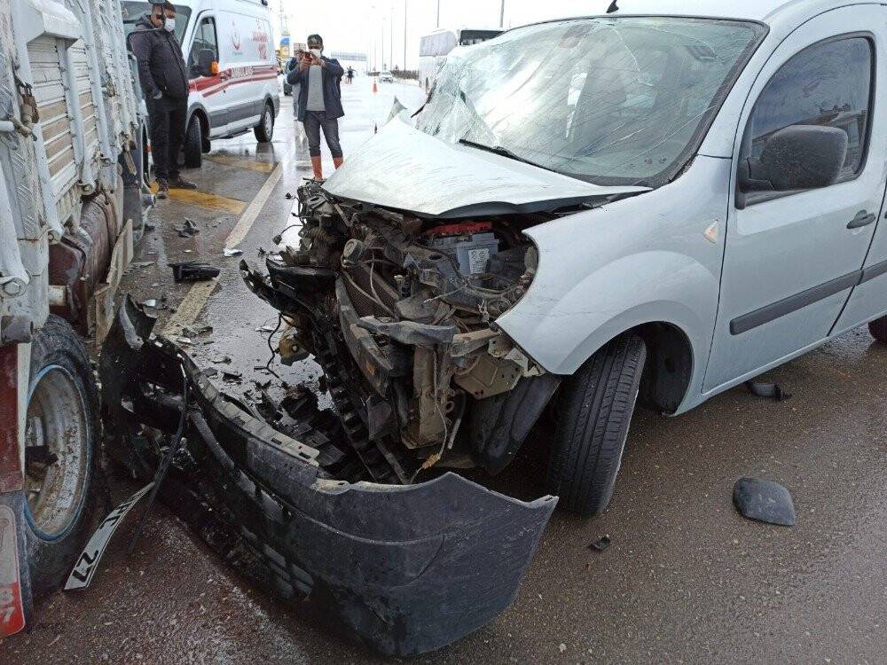 Konya yolunda kaza! Hafif ticari araçla kamyonet çarpıştı