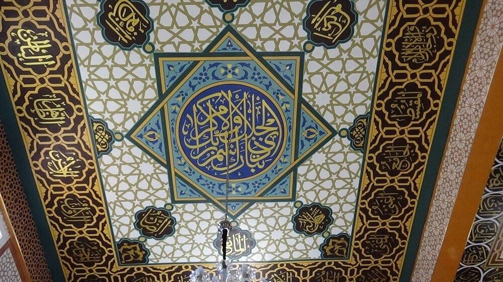 Konyalı nakkaş Ahmet Yesevi Camisini nakşediyor